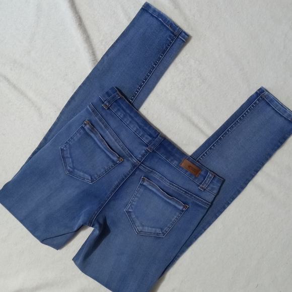 Almost Famous Like New Button Front Stretch Denim Skinny Jeans size 5 - Picture 7 of 8